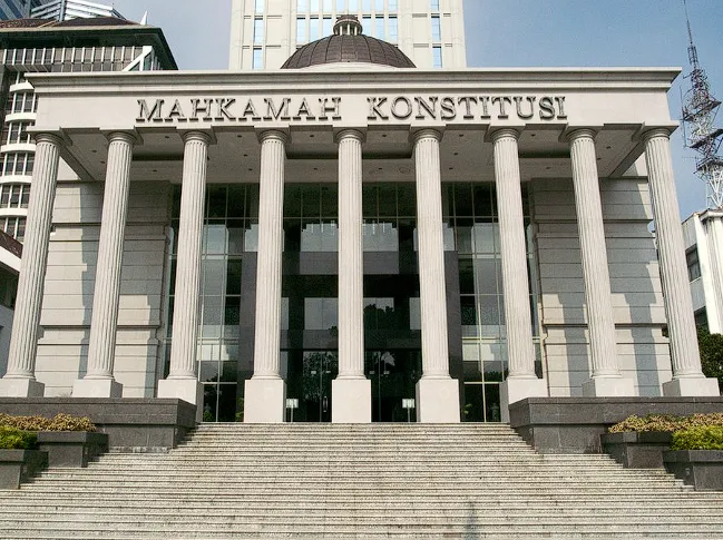 Gedung MK tampak depan.