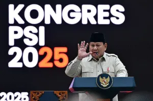 Presiden Republik Indonesia, Prabowo Subianto, memberikan sambutan dalam acara penutupan Kongres Partai Solidaritas Indonesia (PSI) di Surakarta, Jawa Tengah, pada Minggu malam (20/7).