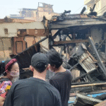 Kebakaran besar melanda kawasan padat penduduk di Jalan Garuda, Kelurahan Duri Utara, Kecamatan Tambora, Jakarta Barat, pada Senin pagi (21/7).