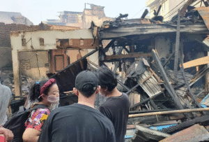 Kebakaran besar melanda kawasan padat penduduk di Jalan Garuda, Kelurahan Duri Utara, Kecamatan Tambora, Jakarta Barat, pada Senin pagi (21/7).
