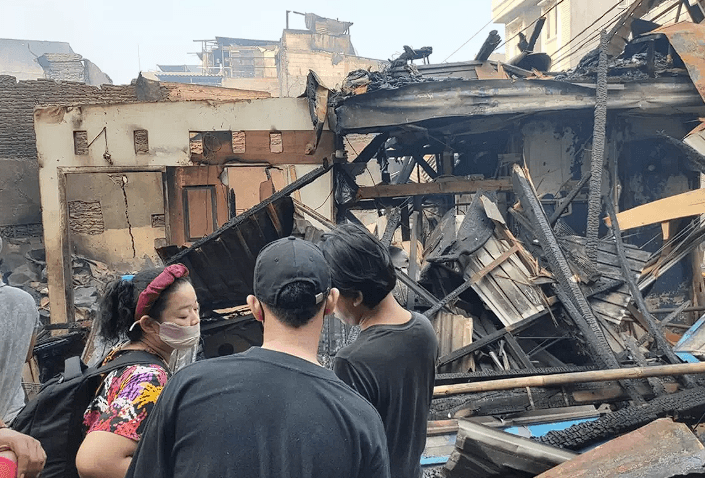 Kebakaran besar melanda kawasan padat penduduk di Jalan Garuda, Kelurahan Duri Utara, Kecamatan Tambora, Jakarta Barat, pada Senin pagi (21/7).