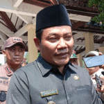 Bupati Sidoarjo, Subandi saat memberikan keterangan kepada media.