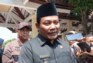 Bupati Sidoarjo, Subandi saat memberikan keterangan kepada media.