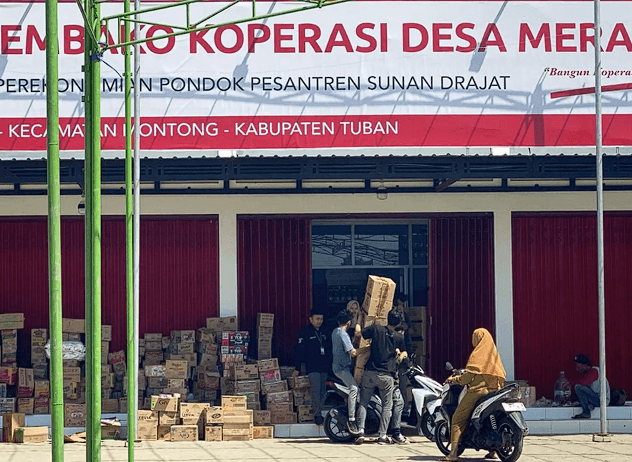 Pembongkaran Atribut Koperasi Merah Putih (KMP) di Kabupaten Tuban, sebab pemutusan kontrak kerja sama antara pihak manajemen PT Perekonomian Pondok Pesantren (Ponpes) Sunan Drajat dan pengelola koperasi setempat.