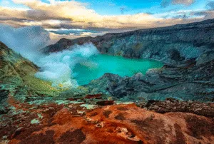 Keindahan wisata alam Kawah Ijen.