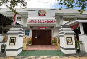 Fasad utama lapas Kelas IIA Bojonegoro.