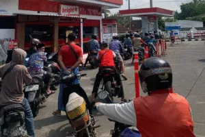 Potret antri pajang untuk mengisi BBM kendaraan.