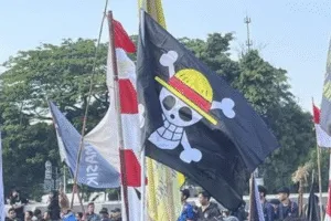 Bendera bajak laut One Piece dikibarkan di samping Bendera Merah Putih.