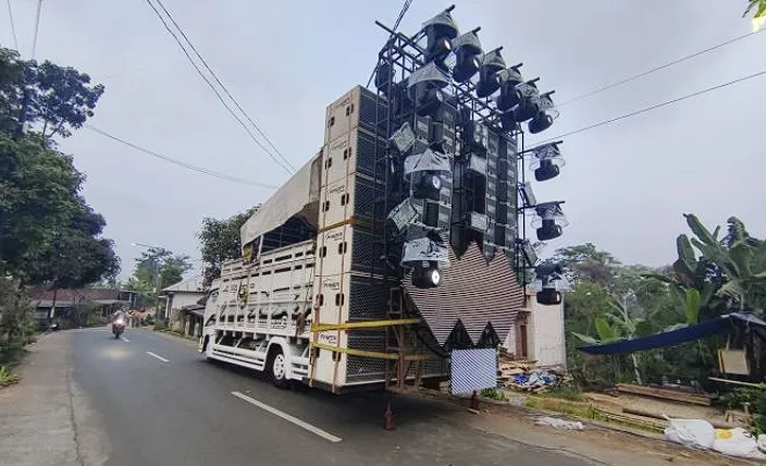 Penolakan terhadap kegiatan karnaval dengan sound system bervolume tinggi atau sound horeg di Kabupaten Kediri berbuntut panjang bagi seorang warga.