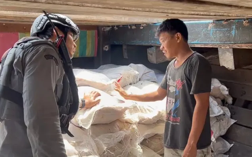 Petugas Bakamla RI melakukan pemeriksaan isi karung yang diangkut KM Sinar Bahtera di Perairan Barat Pulau Galang, Kepulauan Riau, Sabtu (2/8).