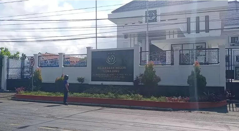 Kantor Kejaksaan Negeri Luamajang.
