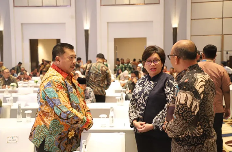 Bupati Jombang, Hj. Warsubi, menghadiri pengarahan strategis Program Adipura yang diselenggarakan oleh Kementerian Lingkungan Hidup dan Kehutanan (KLHK) bersama Badan Pengelola Lingkungan Hidup (BPLH) di Jakarta.