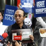 Kepala Divisi Hukum dan Investigasi ICW, Wana Alamsyah, saat mendatangi Gedung Merah Putih KPK di Jakarta, pada Selasa, (5/8).