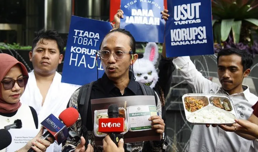 Kepala Divisi Hukum dan Investigasi ICW, Wana Alamsyah, saat mendatangi Gedung Merah Putih KPK di Jakarta, pada Selasa, (5/8).