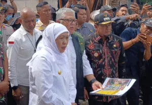 Gubernur Jawa Timur, Khofifah Indar Parawansa saat meninjau lokasi SDN Kalibuntu, Probolinggo.
