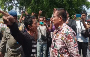 Suasana perdebatan sengit antara Plt Sekda Pati, Riyoso, dan salah satu perwakilan Aliansi Masyarakat Pati Bersatu, Husein Hafid.