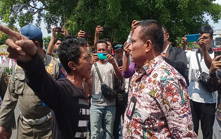Suasana perdebatan sengit antara Plt Sekda Pati, Riyoso, dan salah satu perwakilan Aliansi Masyarakat Pati Bersatu, Husein Hafid.