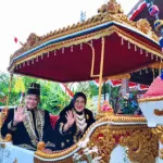 Bupati Sudewo bersama istrinya, Atik Kusdarwati, menaiki kereta kuda saat perayaan Kirab Boyongan dalam rangka Hari Jadi ke-702 Kabupaten Pati, Kamis (7/8).