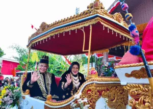 Bupati Sudewo bersama istrinya, Atik Kusdarwati, menaiki kereta kuda saat perayaan Kirab Boyongan dalam rangka Hari Jadi ke-702 Kabupaten Pati, Kamis (7/8).