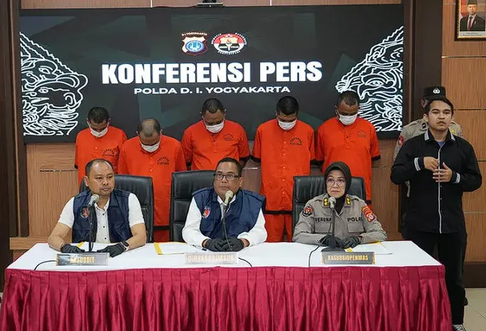 Abdullah Desak Polda DIY Usut Tuntas Kasus Judi Online, Termasuk Tangkap Bandar 1 Polda DIY mengamankan lima tersangka yang diduga mengakali sistem perjudian online (judol) setelah melakukan penggerebekan di sebuah rumah di kawasan Banguntapan, Bantul, pada Kamis (10/7).