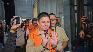 Abdul Azis , Bupati Kolaka Timur (Koltim) periode 2024–2029 sebagai tersangka dugaan tindak pidana korupsi proyek pembangunan Rumah Sakit Umum Daerah (RSUD) Koltim senilai Rp126,3 miliar.