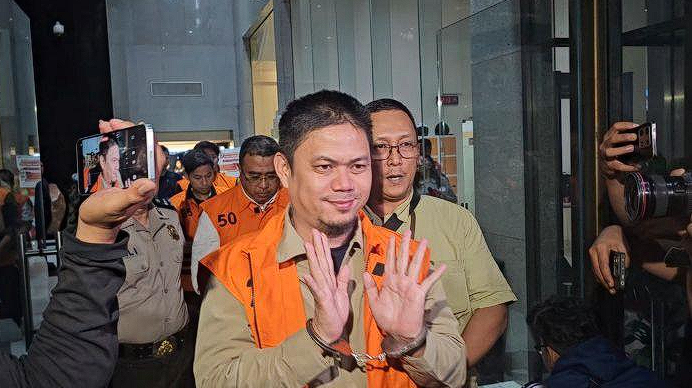 Abdul Azis , Bupati Kolaka Timur (Koltim) periode 2024–2029 sebagai tersangka dugaan tindak pidana korupsi proyek pembangunan Rumah Sakit Umum Daerah (RSUD) Koltim senilai Rp126,3 miliar.