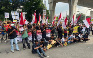 Front Mahasiswa Maluku Utara Pro Warga Maba Sangaji (Format-Praga) menggelar aksi demonstrasi di depan Gedung Kejaksaan Agung (Kejagung), Jakarta Selatan, pada Jumat (8/8).
