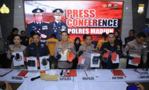 Konferensi Pers Mapolres Madiun mengungkap jaringan peredaran narkotika jenis sabu-sabu yang beroperasi di wilayah Kabupaten Madiun, Jawa Timur.