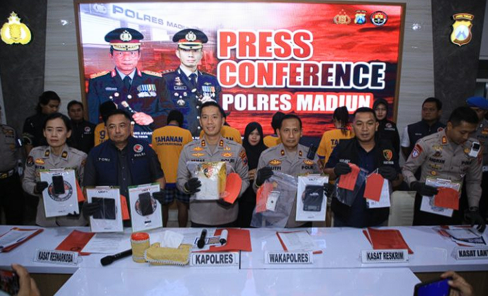 Konferensi Pers Mapolres Madiun mengungkap jaringan peredaran narkotika jenis sabu-sabu yang beroperasi di wilayah Kabupaten Madiun, Jawa Timur.