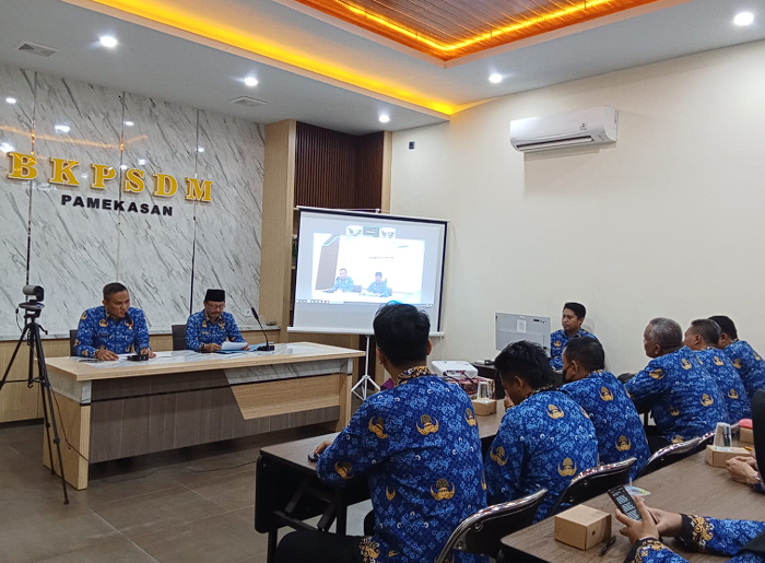 Ilustrasi - suasana rapat atau kegiatan formal di lingkungan BKPSDM Pamekasan.