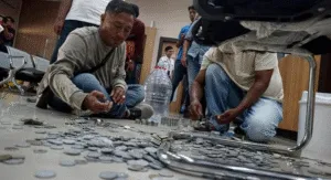 Warga Jombang membawa uang koin segalon untuk pembayaran PBB P2.
