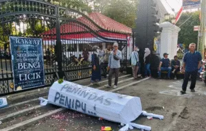 Keranda Jenazah, salah satu atribut aksi unjuk rasa besar-besara, mendesak Bupati Pati, Sudewo, mengundurkan diri dari jabatannya.