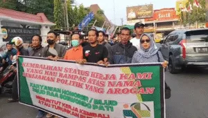 Ratusan mantan tenaga kesehatan (nakes) RSUD Soewondo Pati yang diberhentikan pada masa kepemimpinan Bupati Sudewo turut ambil bagian dalam aksi unjuk rasa besar-besaran pada Rabu (13/8).