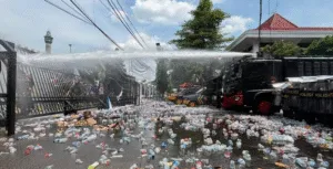 Aksi unjuk rasa di depan kantor Bupati Pati - Gas air mata ditembakkan ke arah kerumunan untuk membubarkan kelompok yang dianggap memicu eskalasi.