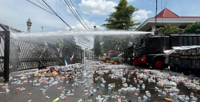 Aksi unjuk rasa di depan kantor Bupati Pati - Gas air mata ditembakkan ke arah kerumunan untuk membubarkan kelompok yang dianggap memicu eskalasi.