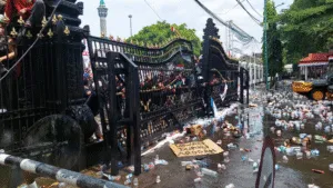 Aksi unjuk rasa besar-besaran di depan Kantor Bupati Pati, Rabu (13/8).