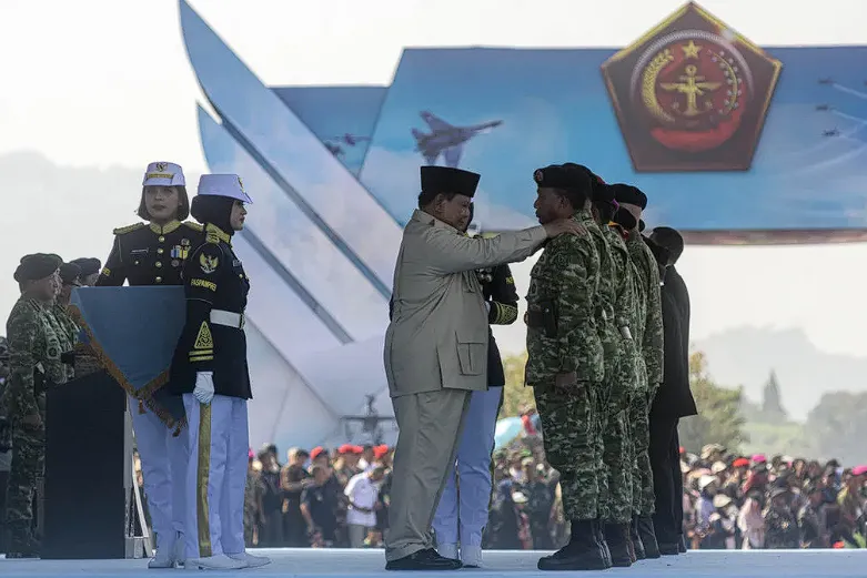 Presiden RI Prabowo Subianto menyematkan anugerah jenderal kehormatan dan kenaikan pangkat kehormatan kepada sejumlah purnawirawan dan perwira tinggi TNI saat Upacara Gelar Pasukan Operasional dan Kehormatan Militer.