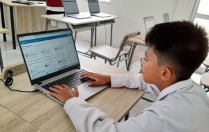 Ilustrasi - Penggunaan laptop untuk sarana belajar di sekolah.