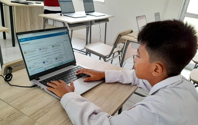 Ilustrasi - Penggunaan laptop untuk sarana belajar di sekolah.