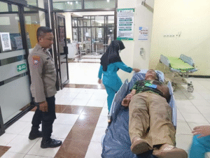 Plt Kepala Desa Umbuldamar Jadi Korban Pembacokan Warga, Pelaku Diamankan Polisi 1 Kepala Desa Umbuldamar, Kecamatan Binangun, Kabupaten Blitar, Maruwan, mengalami luka serius setelah dibacok oleh warganya sendiri menggunakan senjata tajam jenis sabit.