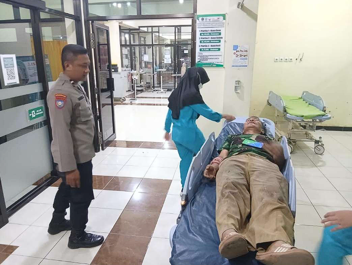 Kepala Desa Umbuldamar, Kecamatan Binangun, Kabupaten Blitar, Maruwan, mengalami luka serius setelah dibacok oleh warganya sendiri menggunakan senjata tajam jenis sabit.