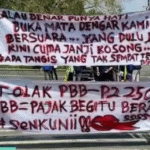 Salah satu atribut aksi unjuk rasa besar-besaran di depan Kantor Bupati Pati, Rabu (13/8).