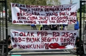 Salah satu atribut aksi unjuk rasa besar-besaran di depan Kantor Bupati Pati, Rabu (13/8).