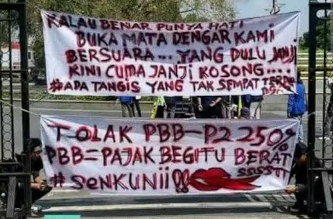 Salah satu atribut aksi unjuk rasa besar-besaran di depan Kantor Bupati Pati, Rabu (13/8).
