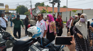 Wakil Wali Kota Surabaya dan Wabup Sidoarjo Sidak Perusahaan Properti, Ungkap Dugaan Penipuan Kavling 2 Wakil Wali Kota Surabaya, Armuji, bersama Wakil Bupati Sidoarjo, Mimik Idayana, melakukan inspeksi mendadak (sidak) ke kantor PT Makmur Tentram Berprestasi (MTB) Propertyatas dugaan jual beli tanah kavling.