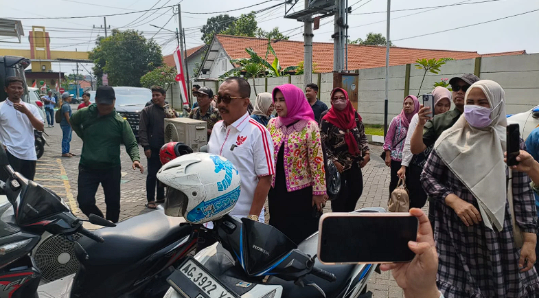 Wakil Wali Kota Surabaya, Armuji, bersama Wakil Bupati Sidoarjo, Mimik Idayana, melakukan inspeksi mendadak (sidak) ke kantor PT Makmur Tentram Berprestasi (MTB) Propertyatas dugaan jual beli tanah kavling.