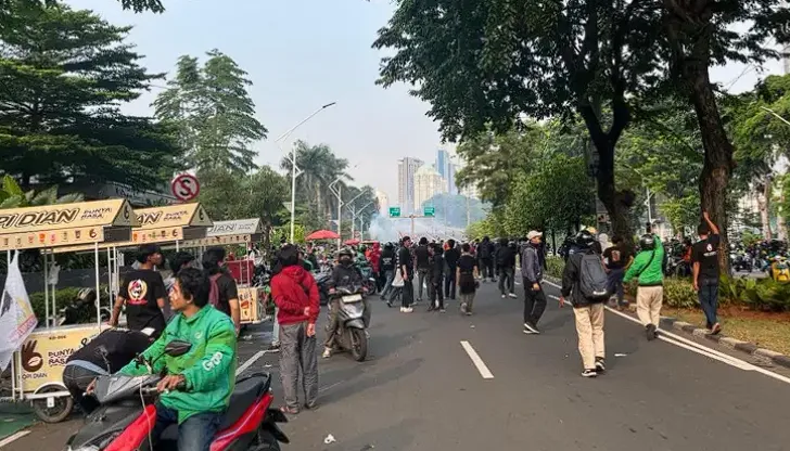 Penembakan gas air mata kepada para pendemo 25 Agustus di depan Gedung DPR RI.