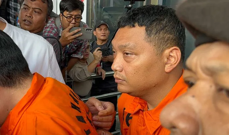 Irvian Bobby Mahendro (IBM). Tersangka diduga menggunakan banyak rekening atas nama orang lain untuk menampung aliran dana hasil pemerasan.