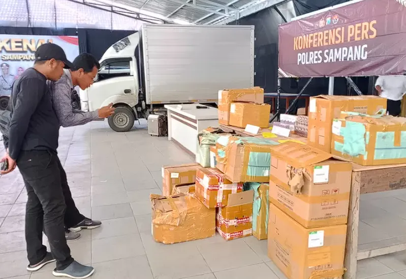 Tumpukan paket rokok ilegal yang berhasil digagalkan penyalurannya melalui ekspedisi resmi oleh aparat gabungan.