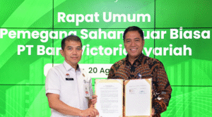 RUPSLB PT Bank Victoria Syariah Setujui Perubahan Nama Menjadi Bank Syariah Nasional 1 Direktur Consumer Banking PT Bank Tabungan Negara (Persero) Tbk Hirwandi Gafar (kanan) bersama Kepala Balai Harta Peninggalan Jakarta Amien Fajar Ocham (kiri) dalam Rapat Umum Pemegang Saham Luar Biasa (RUPSLB) Bank Victoria Syariah di Menara BTN, Jakarta, Rabu (20/8).